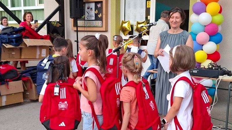 138 prvaka krenulo u školu „Josif Kostić“, Grad Leskovac izdvojio 7 miliona za rančeve i pernice