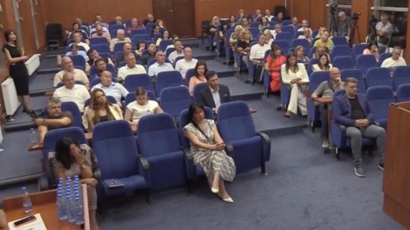 Uniforme za učenike prvog razreda srednjih škola? Grad bi za ro izdvojio 11 miliona dinara