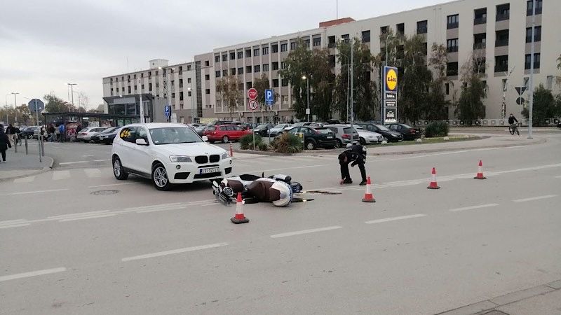 Sudar kod „Lidla“ u Leskovcu: Povređen policajac na službenom motociklu